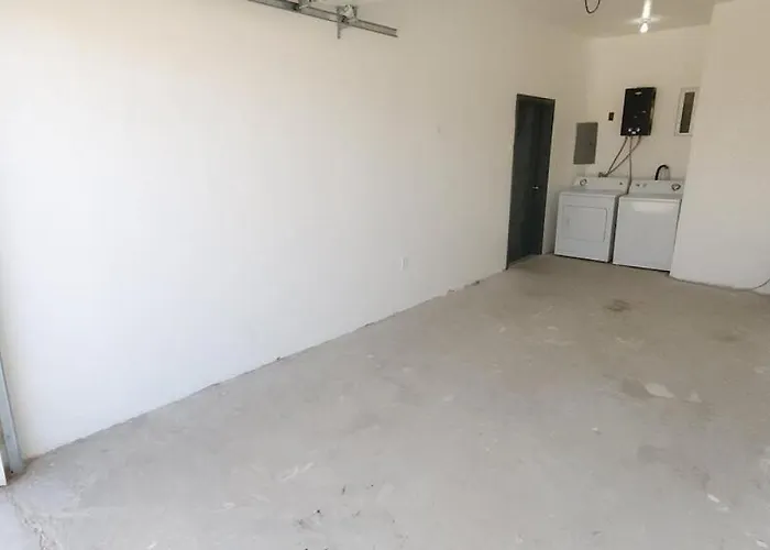 10 Min From Beach! 4 Queen Beds